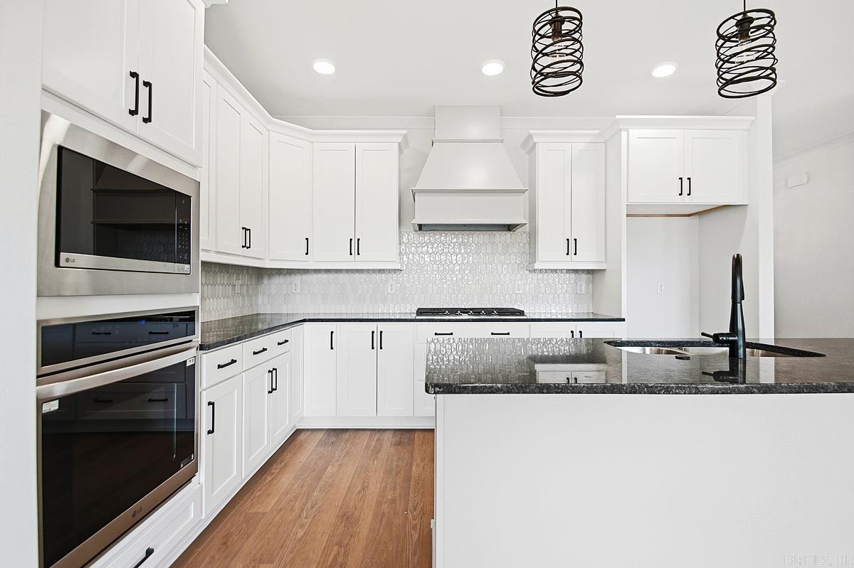 CREEKSIDE - Residential