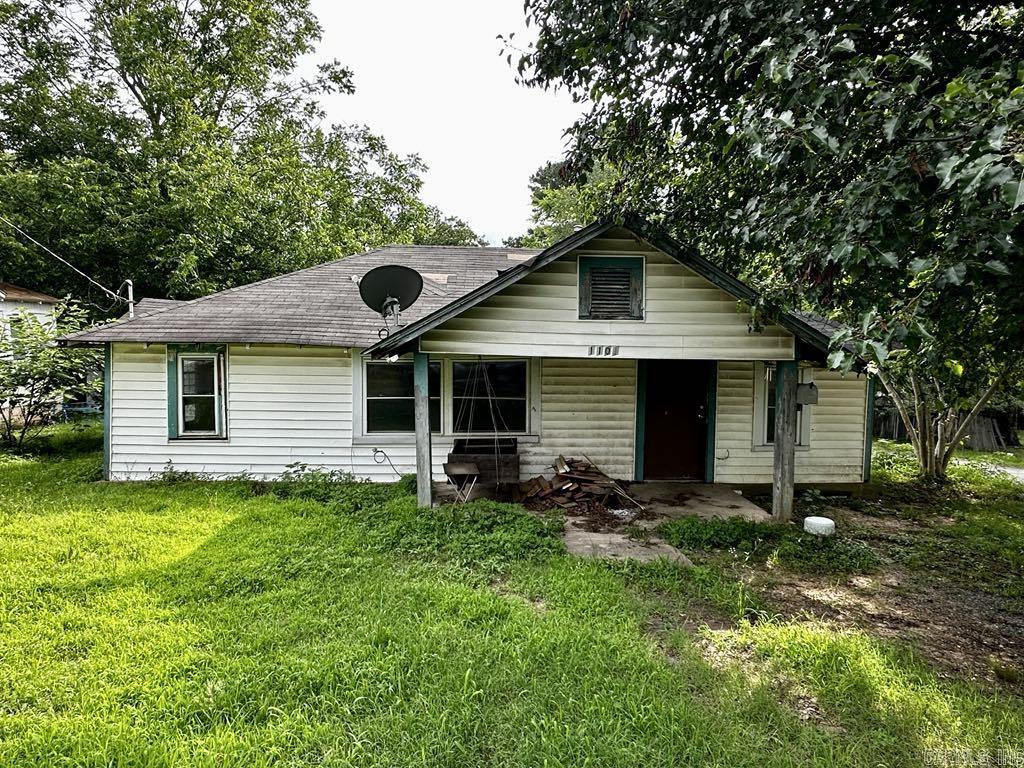 Perfect fixer-upper on a corner lot and in the middle of town! Great location for your new home or to use as a vacation rental. This home has 3 bedrooms, 1 bathroom, nice size basement and a large back yard! The seller will be putting a new roof on the home. With a little imagination and work, you could bring this home back to life! Owner financing available.