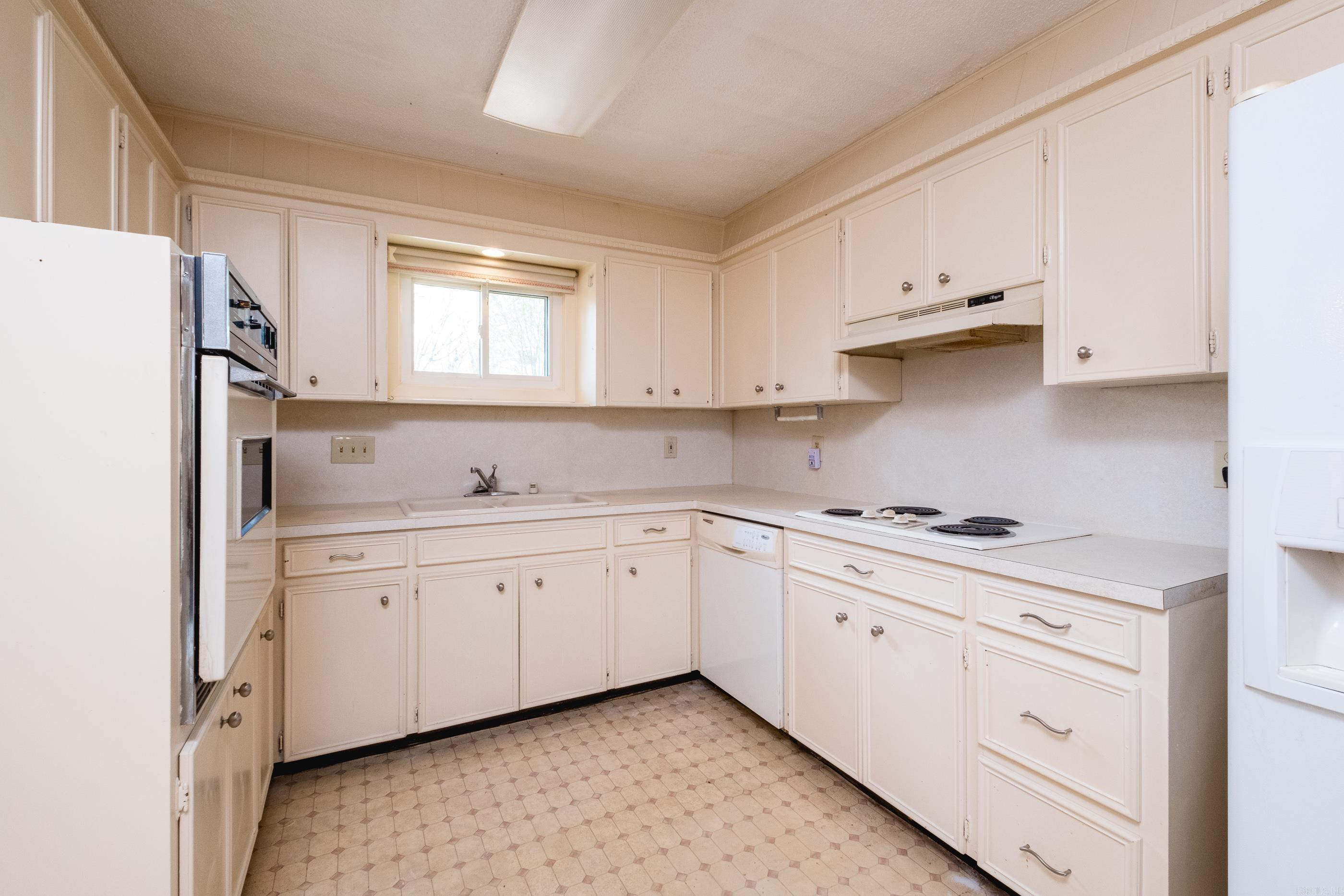 COLONY WEST - Residential