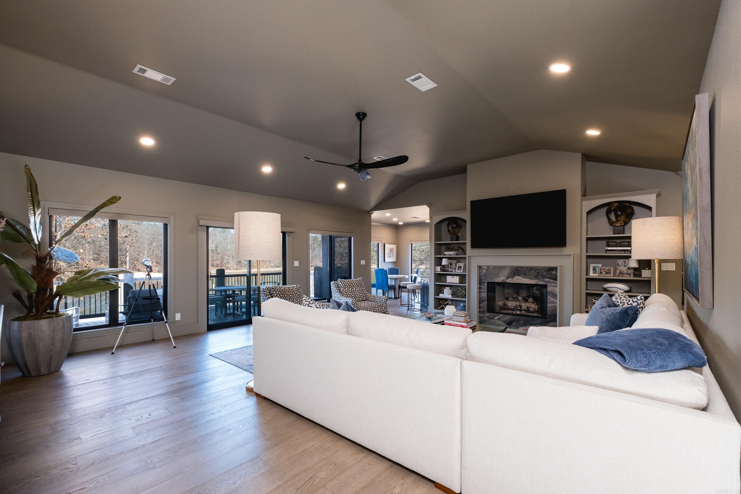 LAKE FOREST SHORES - Residential