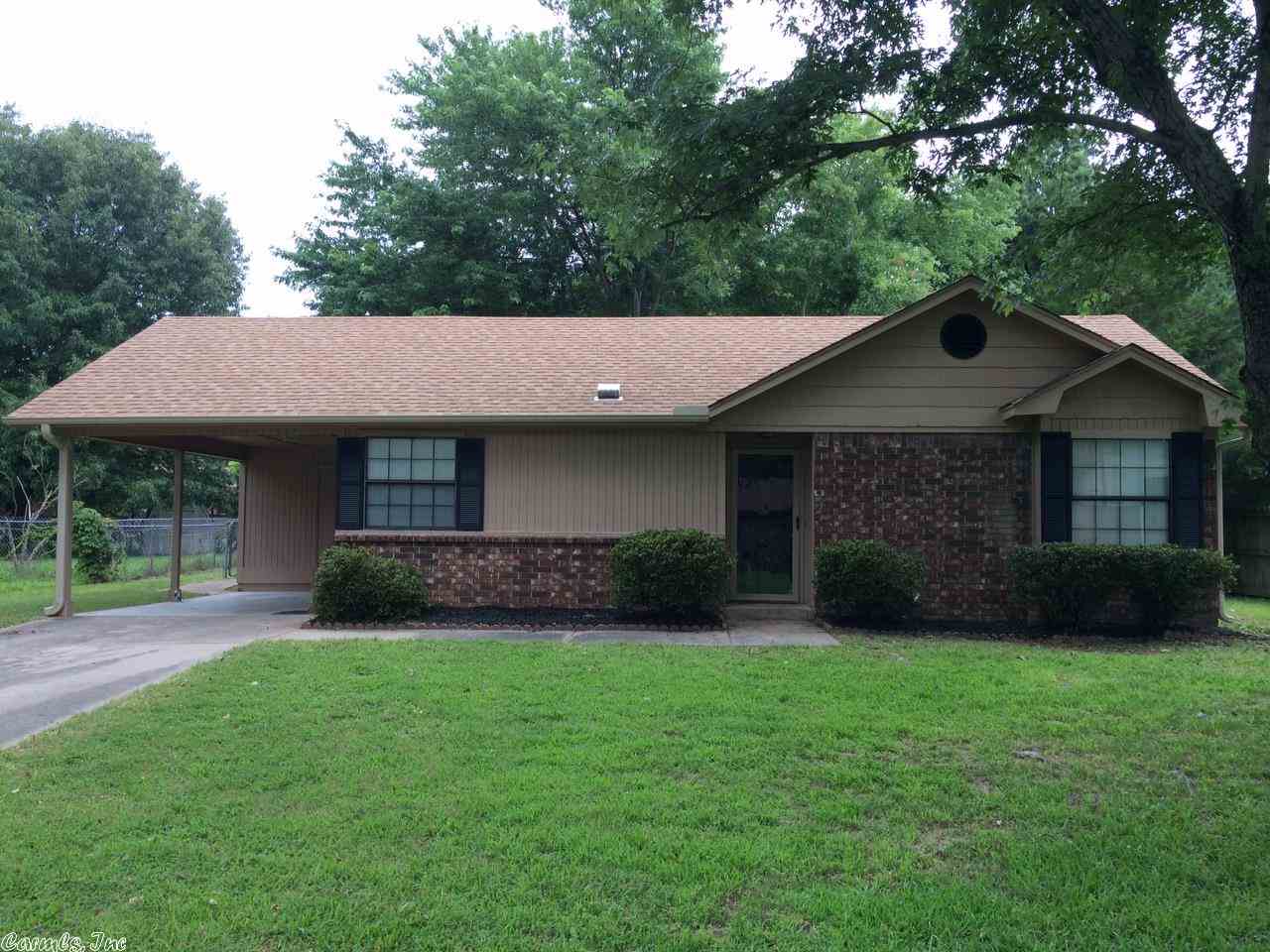 Beautiful home in Cabot! New heat & air, new paint on the exterior, new shutters, new appliances, roof 3 yrs. old! Fenced back yard. GREAT HOUSE MUST SEE! THIS ONE WON'T LAST LONG! Sq. Ft. approx. measuring encouraged.