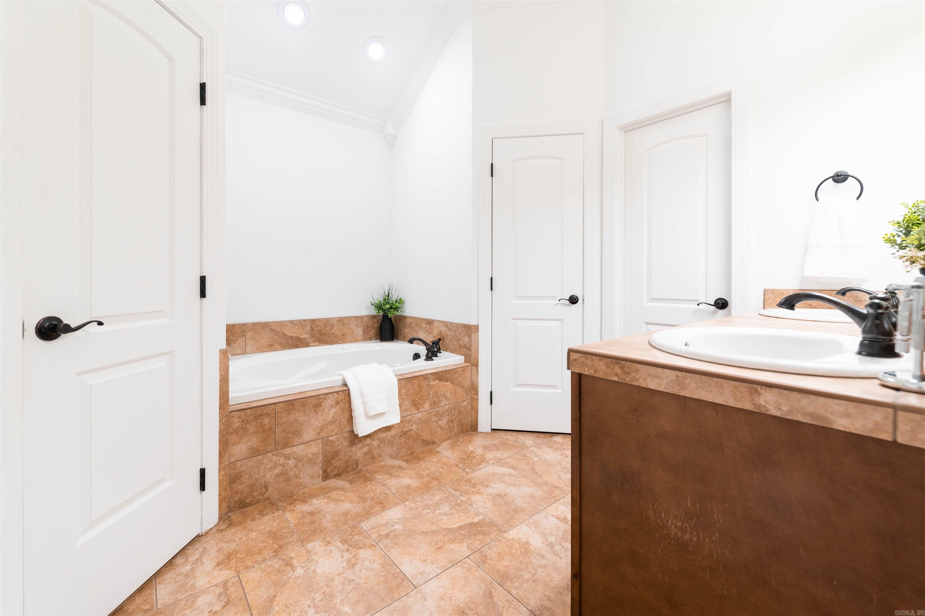 COUNTRY CLUB OF ARK THE - Residential