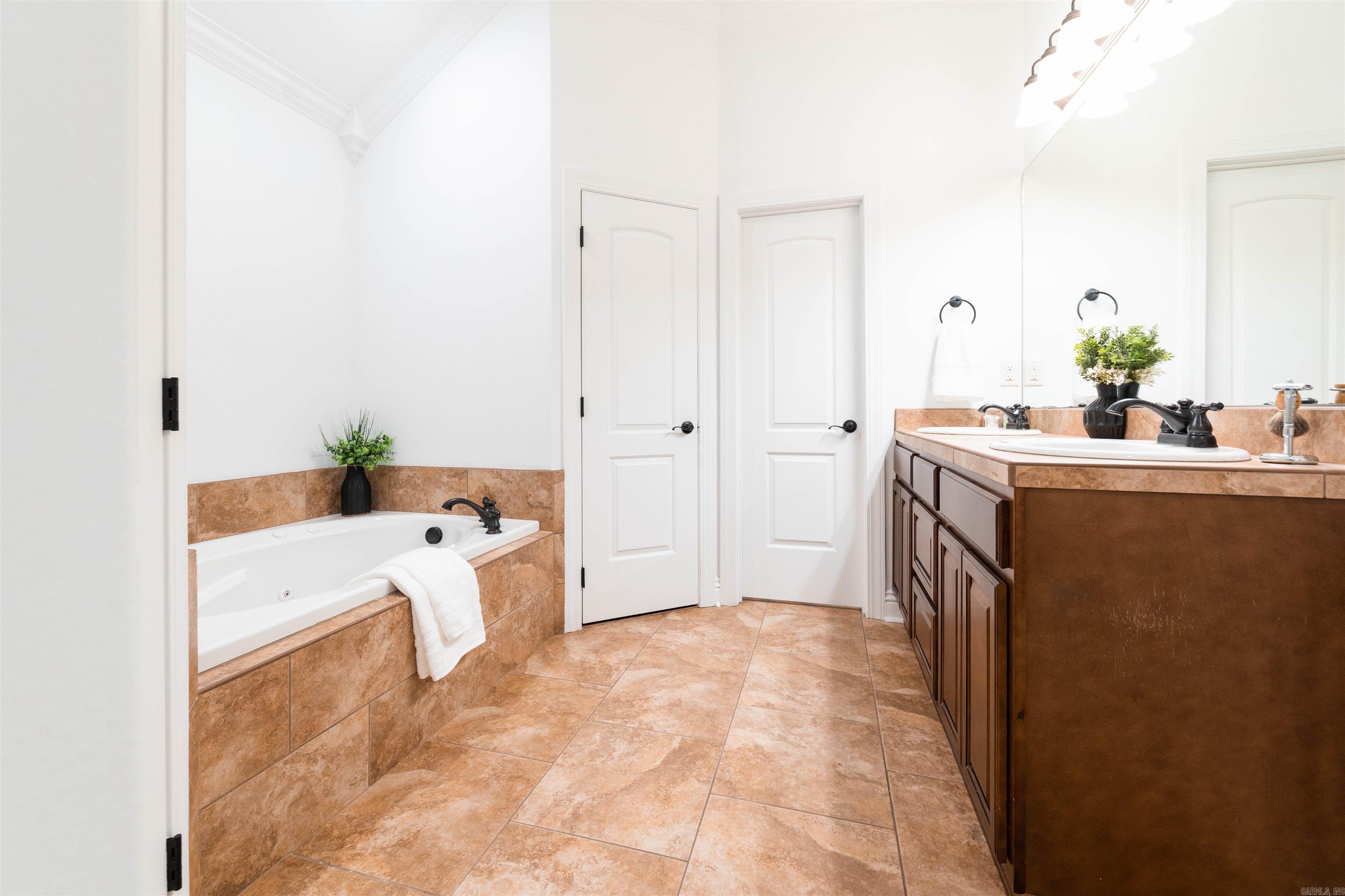 COUNTRY CLUB OF ARK THE - Residential