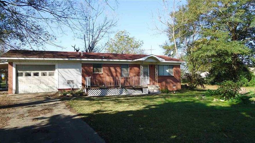 MALVERN.. brick 2 BR 2 bath $30,625!!! living/dining combo, sep laundry, front deck, close proximity to I-30 to Little Rock for larger medical, shopping, restaurants and entertainment.. great house for investors and homeowners.. recent pre-qual or proof of funds to close cash transactions with all offers - NO exceptions!! seller does not pay customary seller closing costs to include title insurance, termite, survey, doc stamps, closing costs or repairs.. built in 1978 so lead base paint potentially exists