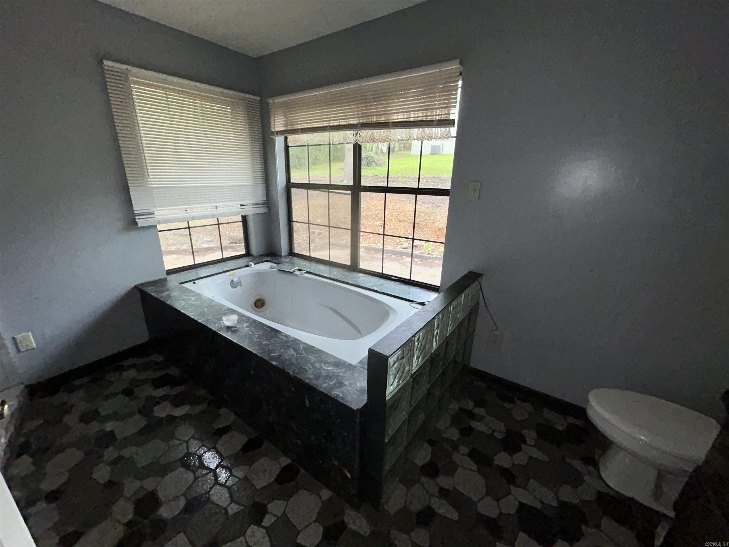 CRYSTAL LAKE - Residential