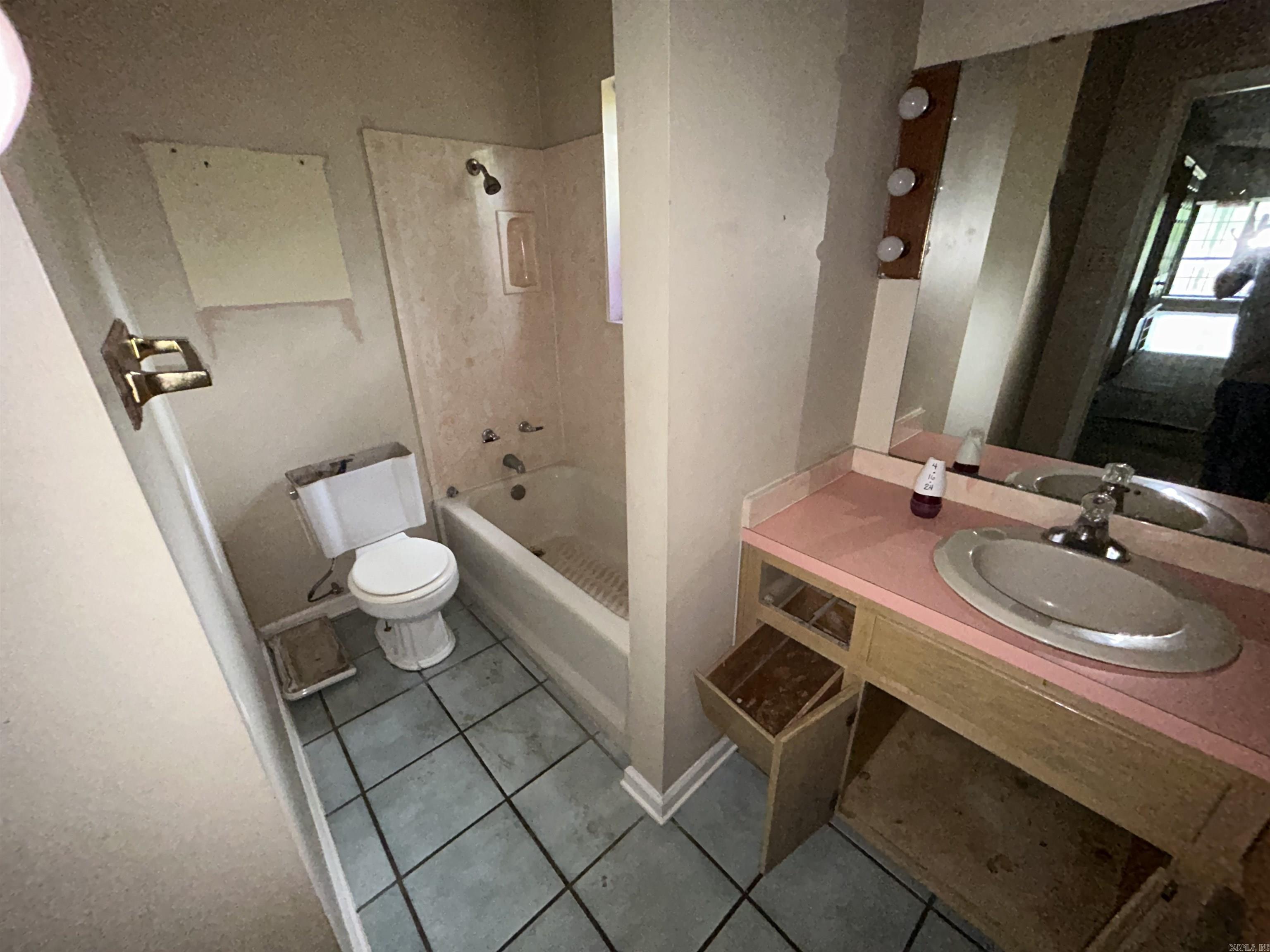 CRYSTAL LAKE - Residential