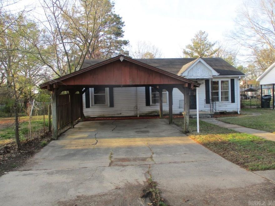 This cozy 3 bedroom 2 bath is located in the heart of Monticello close to shopping and parks.  This home features two living areas, covered parking, and a fenced in backyard.  Don't miss out on this great space buy!!  This is a Fannie Mae Homepath property so go to www.homepath.com to place offers and to get more information on how the seller may pay up to 3% in buyer concessions for eligible buyers.