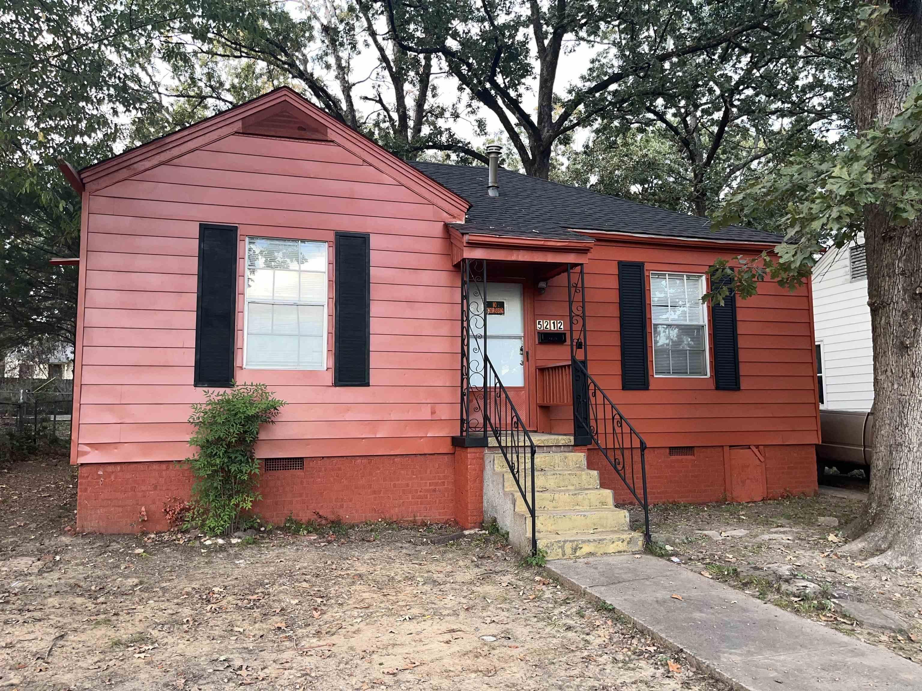 Welcome to this beautifully updated 3-bedroom, 1-bath home ideally located just minutes from UALR. Perfect for first-time buyers or investors looking to expand their portfolio, this move-in-ready property offers both comfort and convenience. Step inside to find a freshly remodeled interior with the living area flowing seamlessly into the kitchen. Also, enjoy a peace mind with a brand new roof and freshly paint inside and out. Don’t miss your chance to own this charming home in a prime location! Agents see remarks.