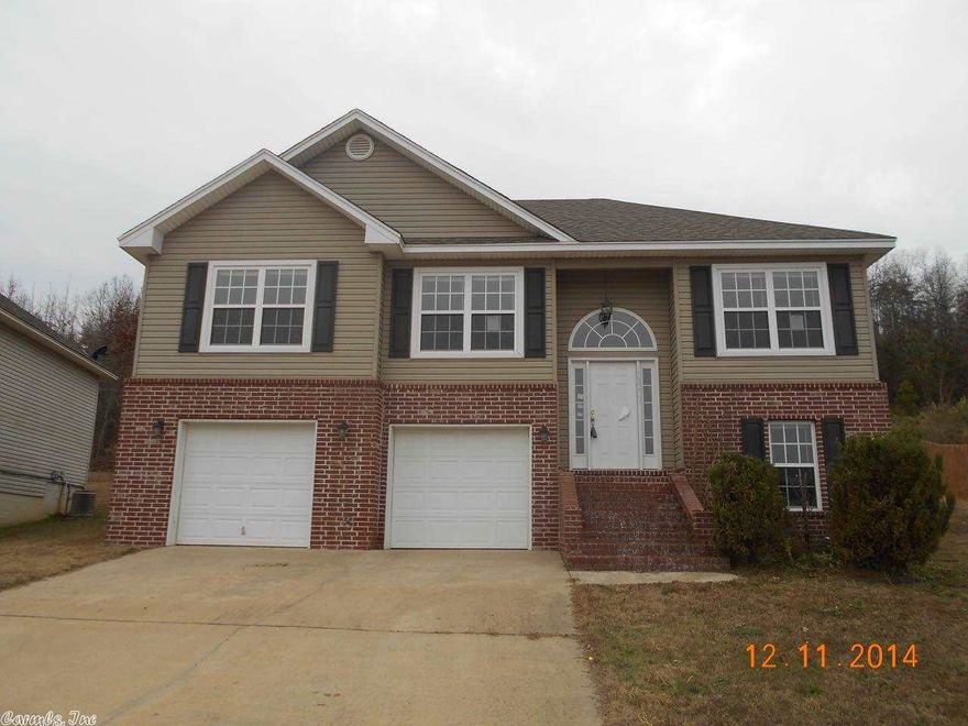 Open Floor Plan With Open Kitchen/Dining Area. Kitchen Has Island. Fireplace In Living Room. Master Offers Walk-In Closet, Bath Offer Jetted Tub. Bonus Room Downstairs That Could Be Used As Office/GameRoom. Nice Deck Off Back. Fenced Backyard. AGENTS: See Confidential Remarks!!