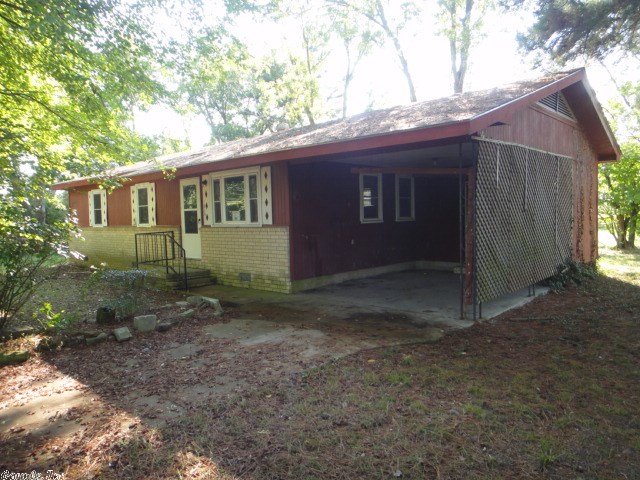 Conveniently located right off 67/167 for quick commute, large 1 ac lot. Home needs some work to make livable. Property sold in its as-is, where-is condition. See agent remarks.