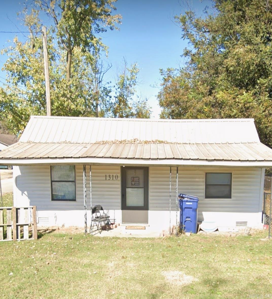 This house is currently occupied by a tenant. Agent owned. Used as investment property.