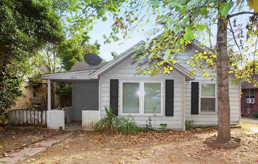 Come check out this 2bd/2ba home in Capitol View-Stifft Station neighborhood! This house has an extra room that can potentially be a 3rd room . Great Location close to shopping and dinning !   Won't last long ! Give us a cal 501-232-8964