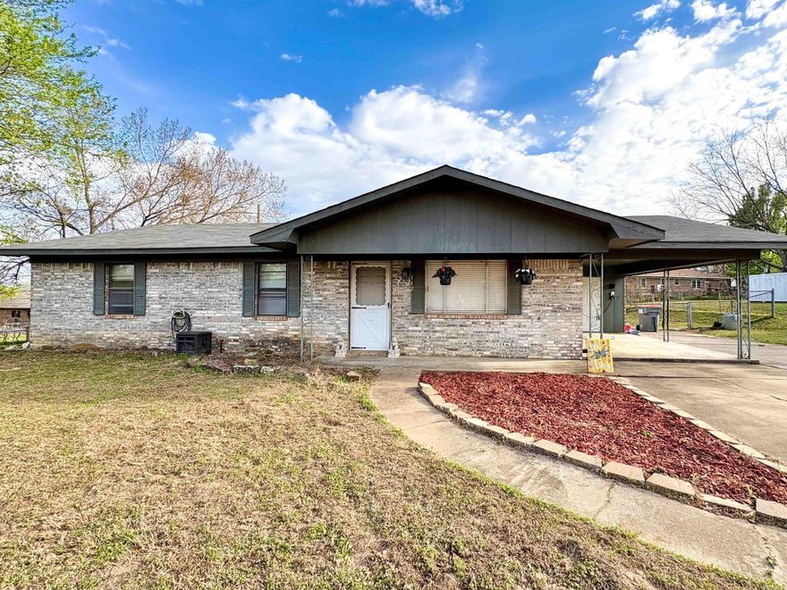 CUTE and COZY 3 bed/1.5 bath with fenced in backyard!! Just minutes from Bell Park and Greenwood High School!