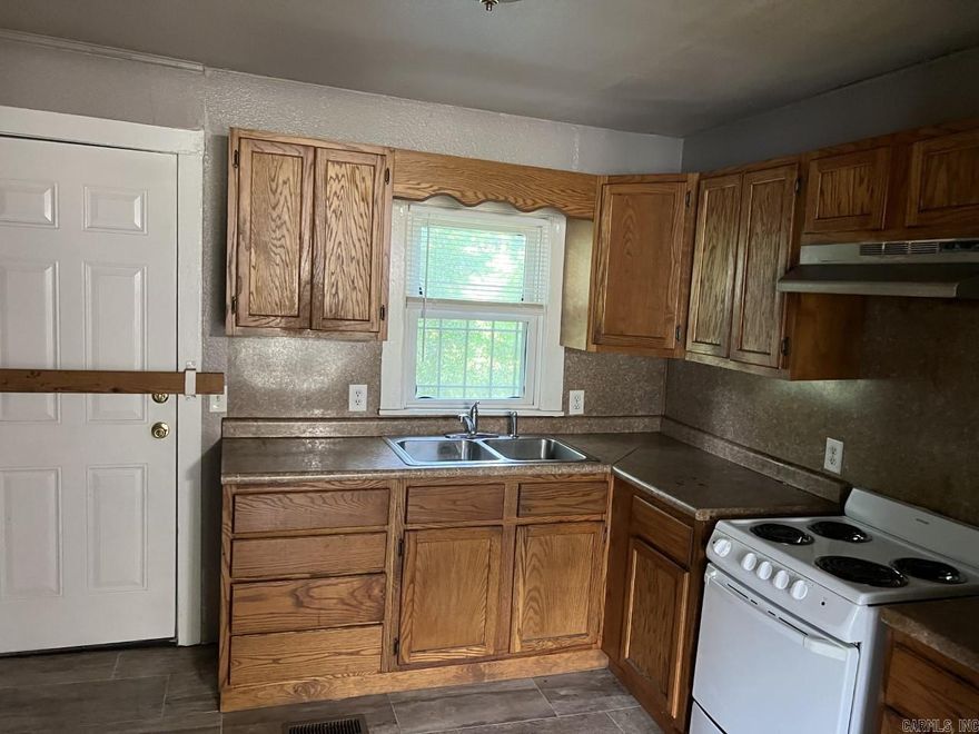 Fenced yard, carport.