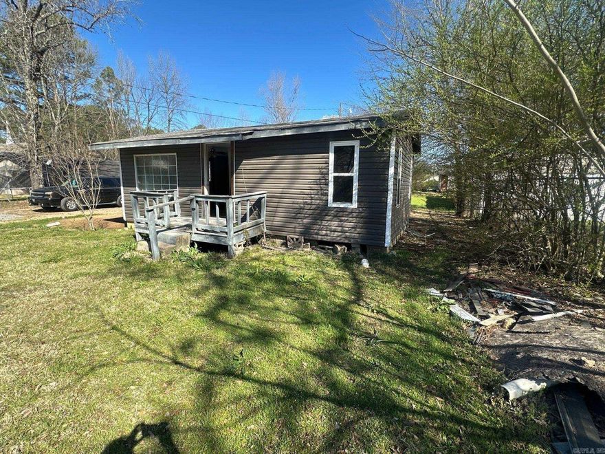 Investment property in Benton! AS IS. Agents, see remarks for showings.