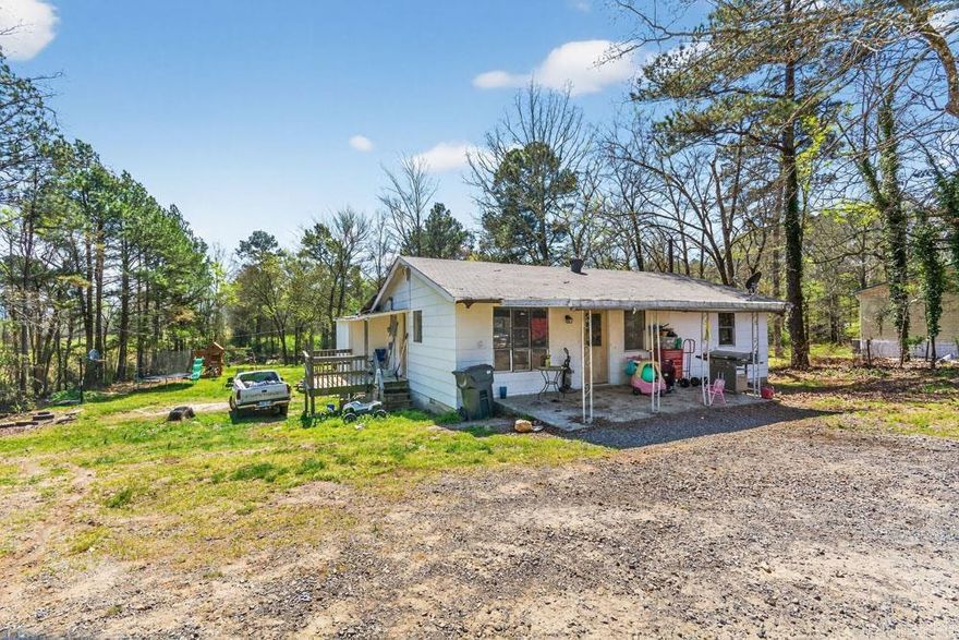 Be sure to view this nice ome on 1.08 acres in Lake Hamilton School District.  Lots of unfinished space for expansion.  Call the listing agent to setup your viewing appointment.