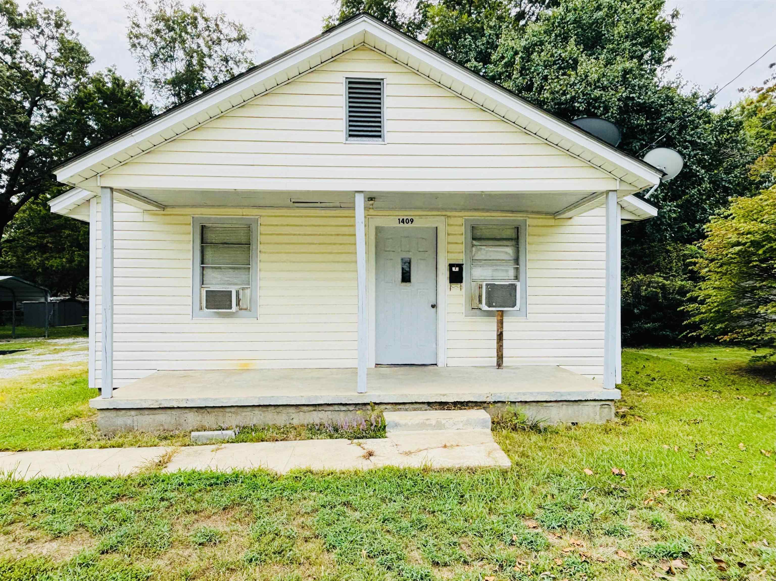 Investor special very close to Harding University, needs some TLC from a seasoned investor and will rent easily and quickly. 2 bed, 1 bath with a 3rd space that could potentially be a 3rd bedroom, office or storage area. Covered one car carport for parking Agents see 1411 E. Moore (MLS # 25035897), prefer to sell together to same buyer. Sold "as-is", Cash offers only, Agents please see Confidential remarks for additional information about 1409 and 1411 E. Moore and also prior to submitting offers.