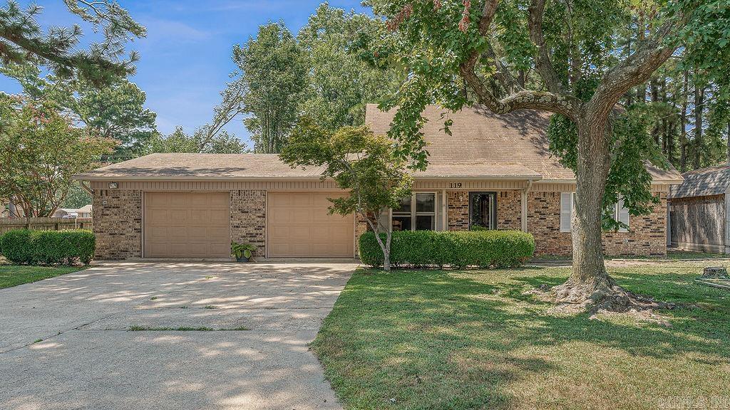 ?? New Listing ā Investment Opportunity | $165,000 | Lake City Donāt miss this all-brick, 2-story home with endless potential! Featuring 4 bedrooms, 2 baths, and a spacious den, this property is perfect for investors or buyers ready to make it their own. Highlights include: ⢠Oversized garage ⢠Storm cellar for peace of mind ⢠Large backyard with mature trees & shade ⢠Metal storage building for extra space ⢠Located in desirable Lake City Some tile work is needed, giving you the chance to add your own finishing touches. With great bones and a prime location, this one wonāt last long!