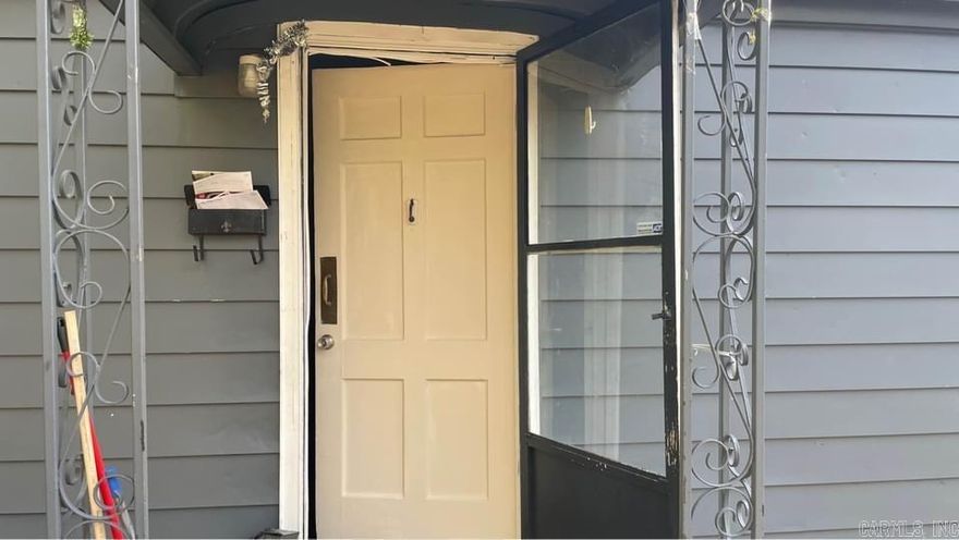 CHARMING COTTAGE HOUSE IN PARKHILL.  CLOSE TO FREE WAY AND STORES AND RESTAURANTS.  $1050 RENT and $1050 deposit.  2 years good Rental and 2 years jobs history required. Call Hong at 5015294664 for more information