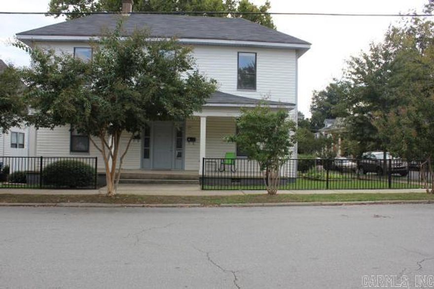 Charming 2 Bed/2BA Duplex Apartment in Quapaw/SOMA neighborhood. 1/2 Block to Community Garden, Bernice Sculpture Garden, and grocery store. Only Blocks away from River Market, Arts Center, and UALR Law School.