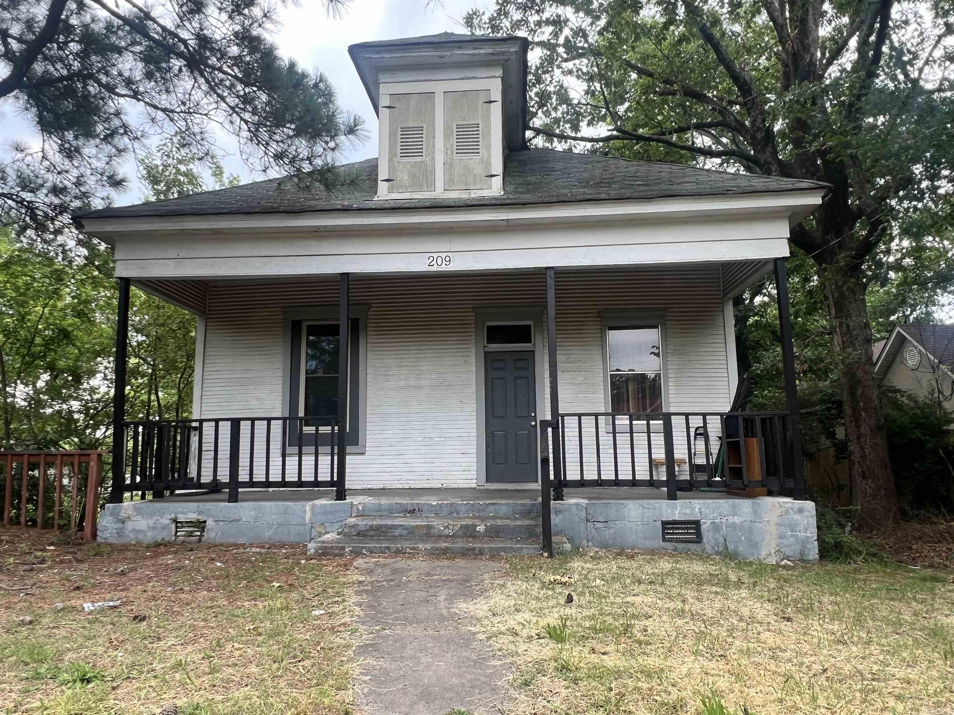 Investor Special in the Heart of Hot Springs! Own a piece of Hot Springs history with this charming 3-bedroom, 1-bath home located just minutes from Central Avenue, Oaklawn Racing Casino Resort, downtown Hot Springs, Majestic Park, and the Hot Springs Creek Greenway Trail. Offering 1,380 sq ft of vintage charm, this property is currently tenant-occupied and generating steady income at $950/month. Whether you're looking to add to your rental portfolio or renovate and flip, this home sits in a prime location near all the action. Enjoy quick access to shopping, restaurants, parks, and the vibrant culture of this historic spa town. Don’t miss this opportunity to invest in one of Arkansas’s top tourist destinations