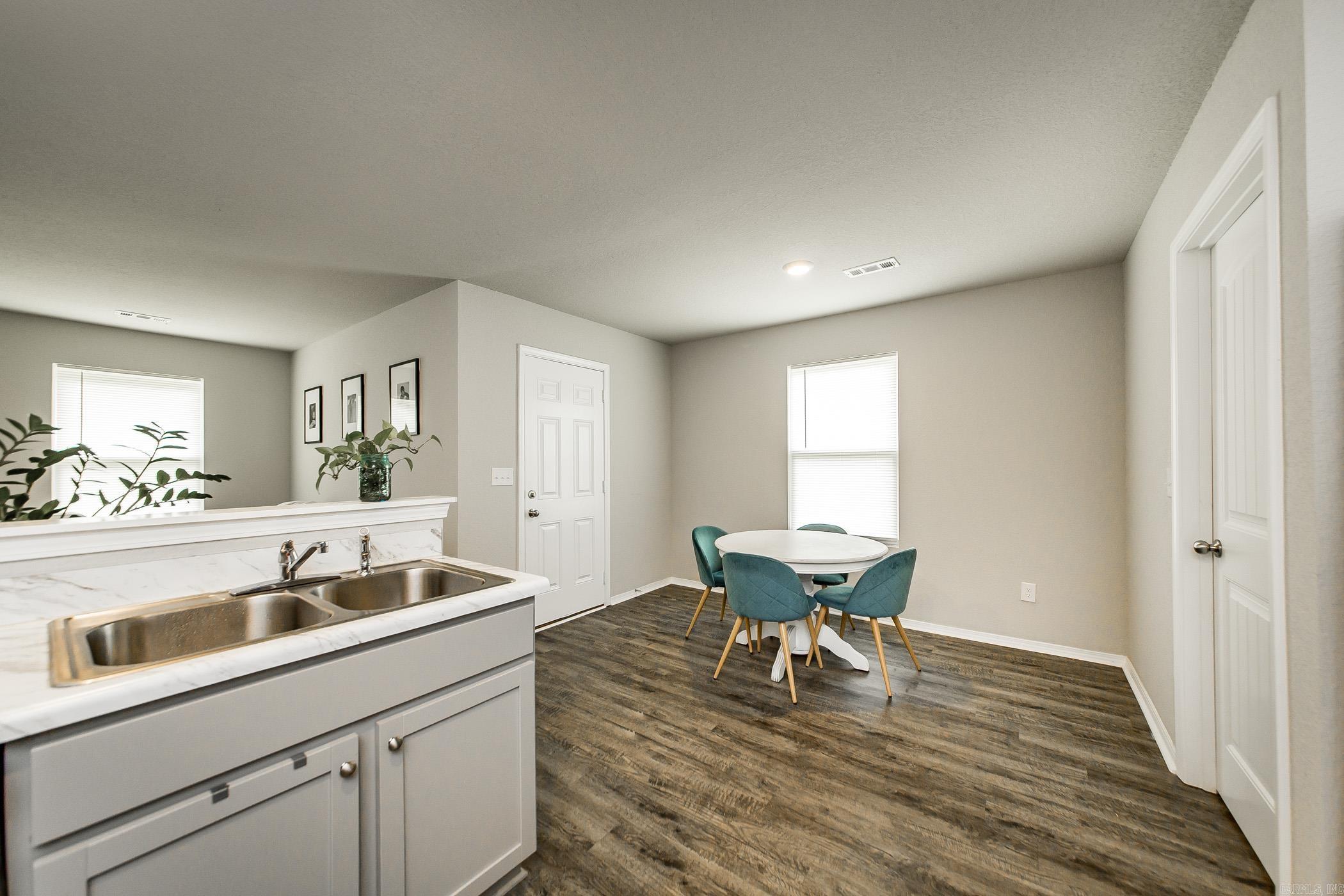 OAKLAND GROVE ESTATES - Residential Lease