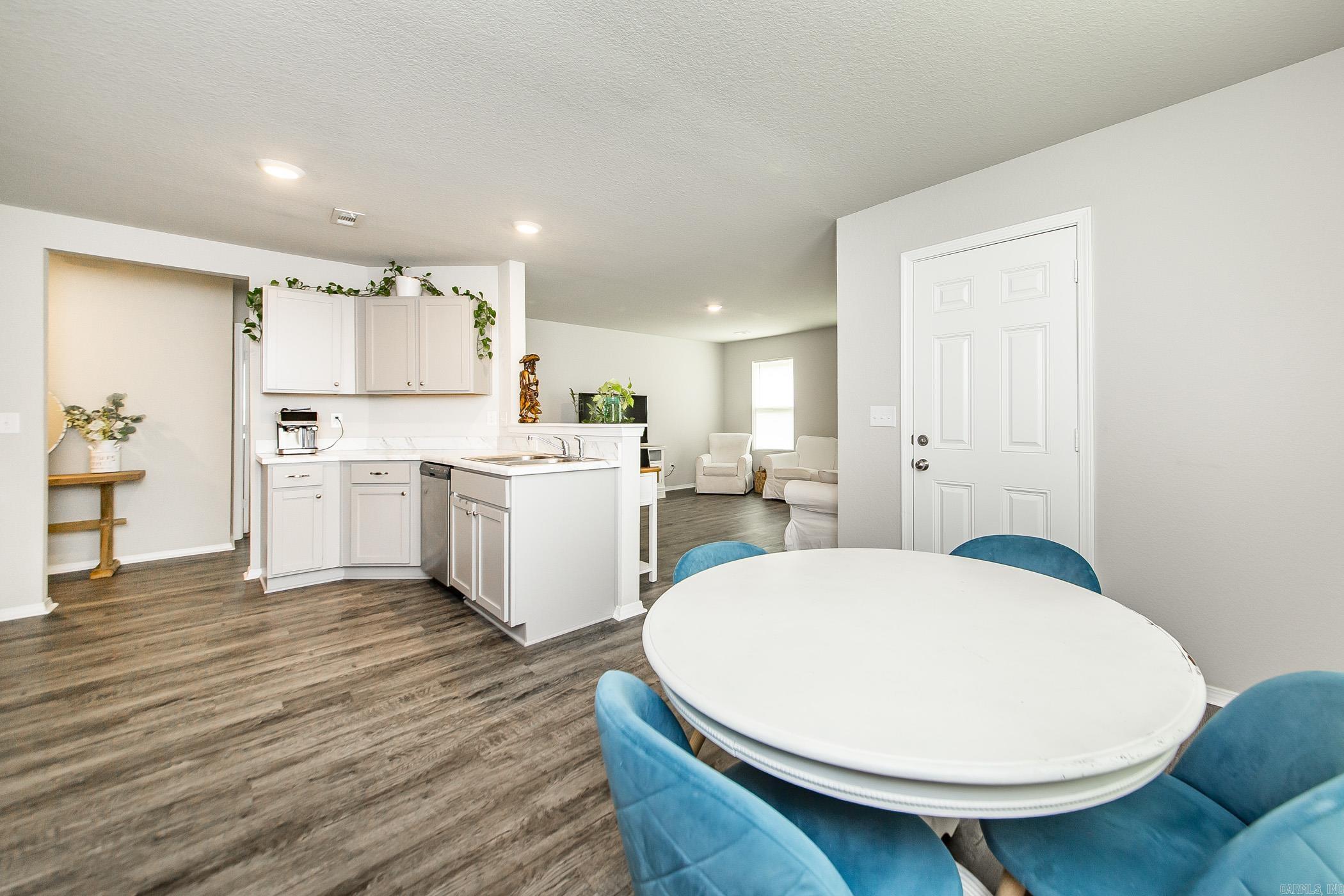 OAKLAND GROVE ESTATES - Residential Lease