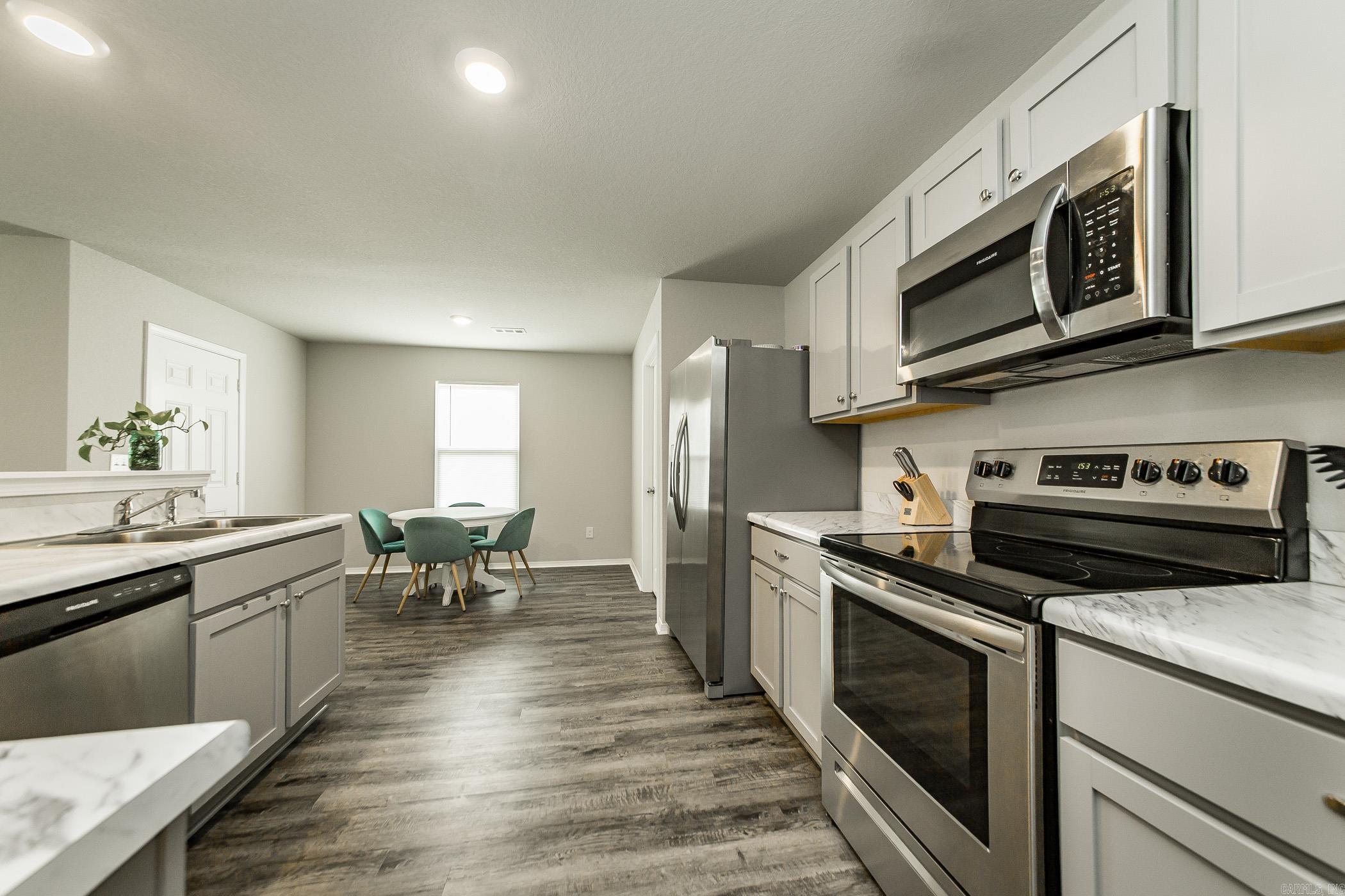 OAKLAND GROVE ESTATES - Residential Lease