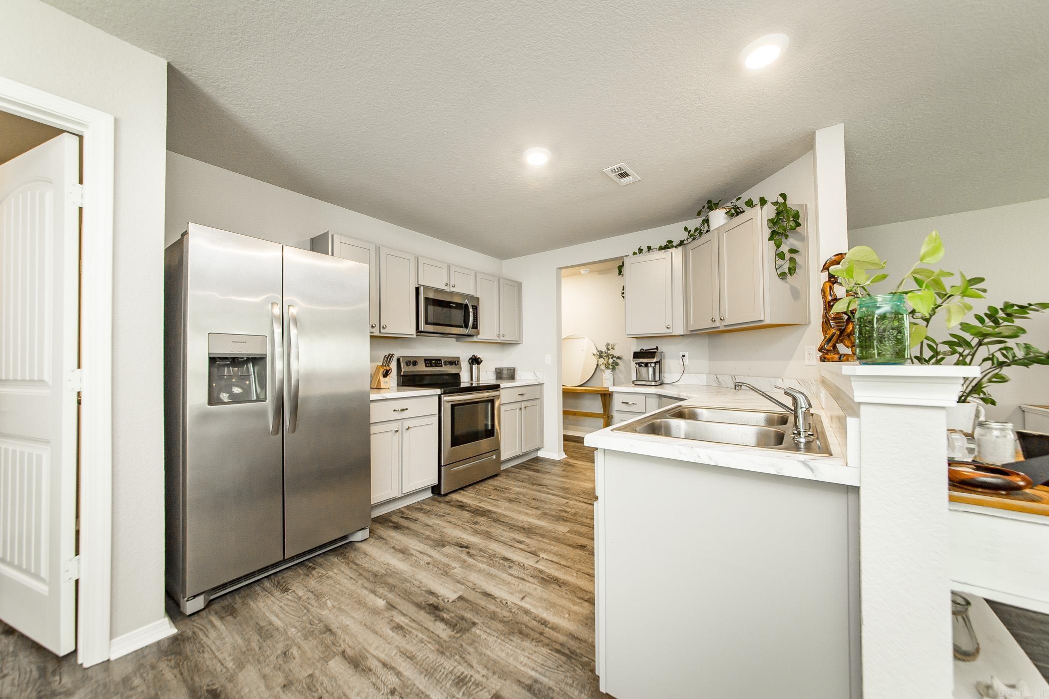 OAKLAND GROVE ESTATES - Residential Lease