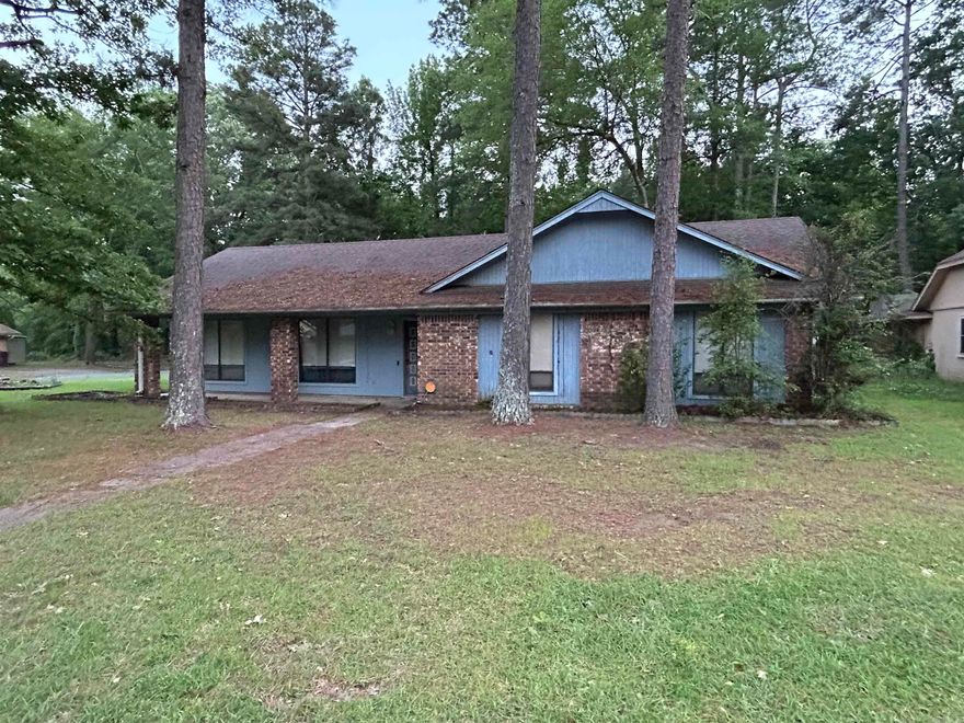 YOU DON'T WANT TO MISS THIS DEAL IN INDIAN HILLS! Spacious family home in a quiet desirable area! DON'T WAIT, call now!