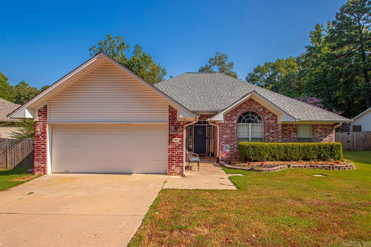 This home is move in ready!! Full kitchen update in 2020, NEW ROOF 2020, NEW HWH 2021, NEW HVAC in 2021, New gutters and guards, fence and deck in 2023! Call now to view this Home before it is gone!