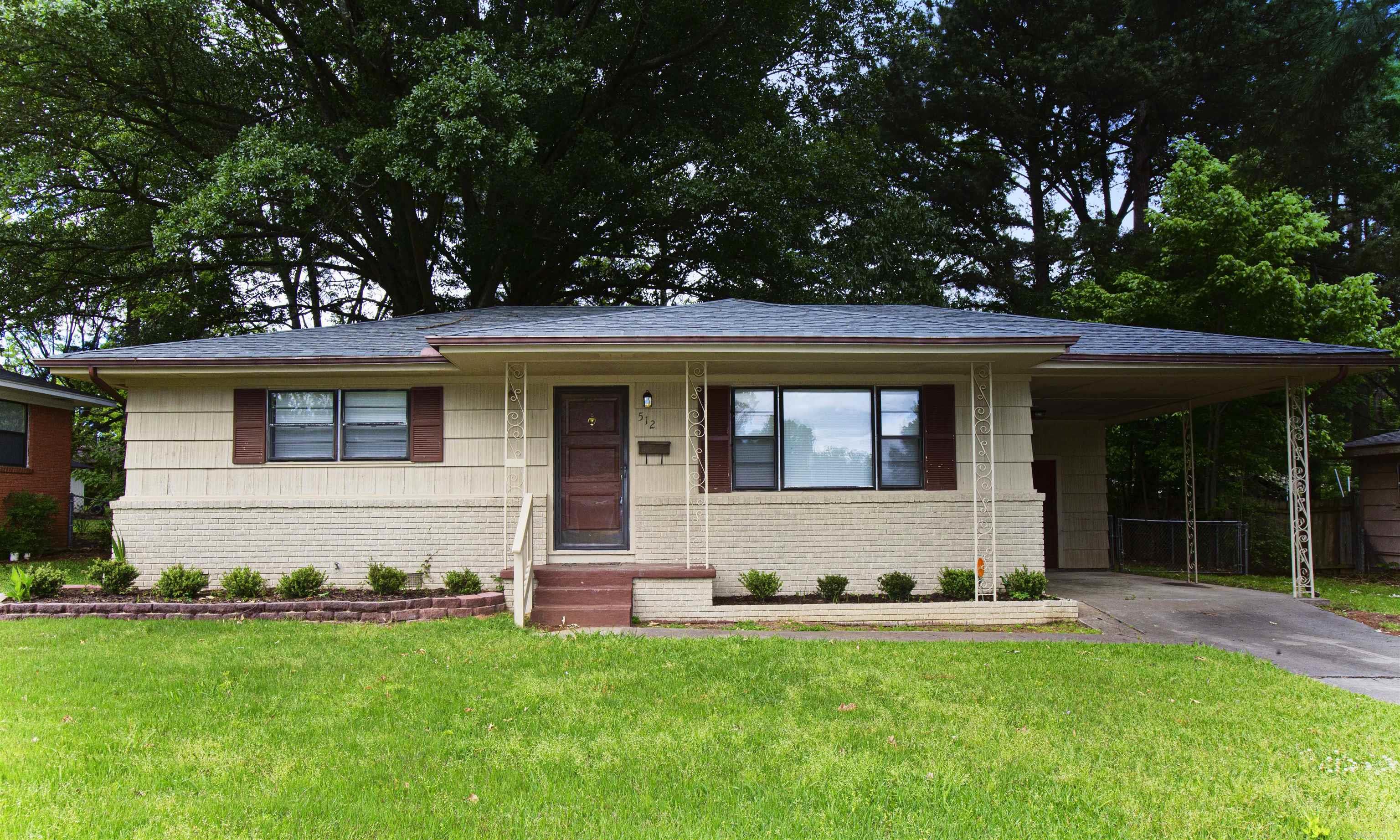 This is a small family home located in Jacksonville. This property is managed by Hoffman Team so beware of scammers - we will never ask you to Cashapp us money. The lease for this property is for 18 months to 2 years with a 3% increase after the first year. Income must be 3x the amount of rent per month unless you have a housing voucher. Deposit, first monthās rent, and the $50 administration fee due before move in.