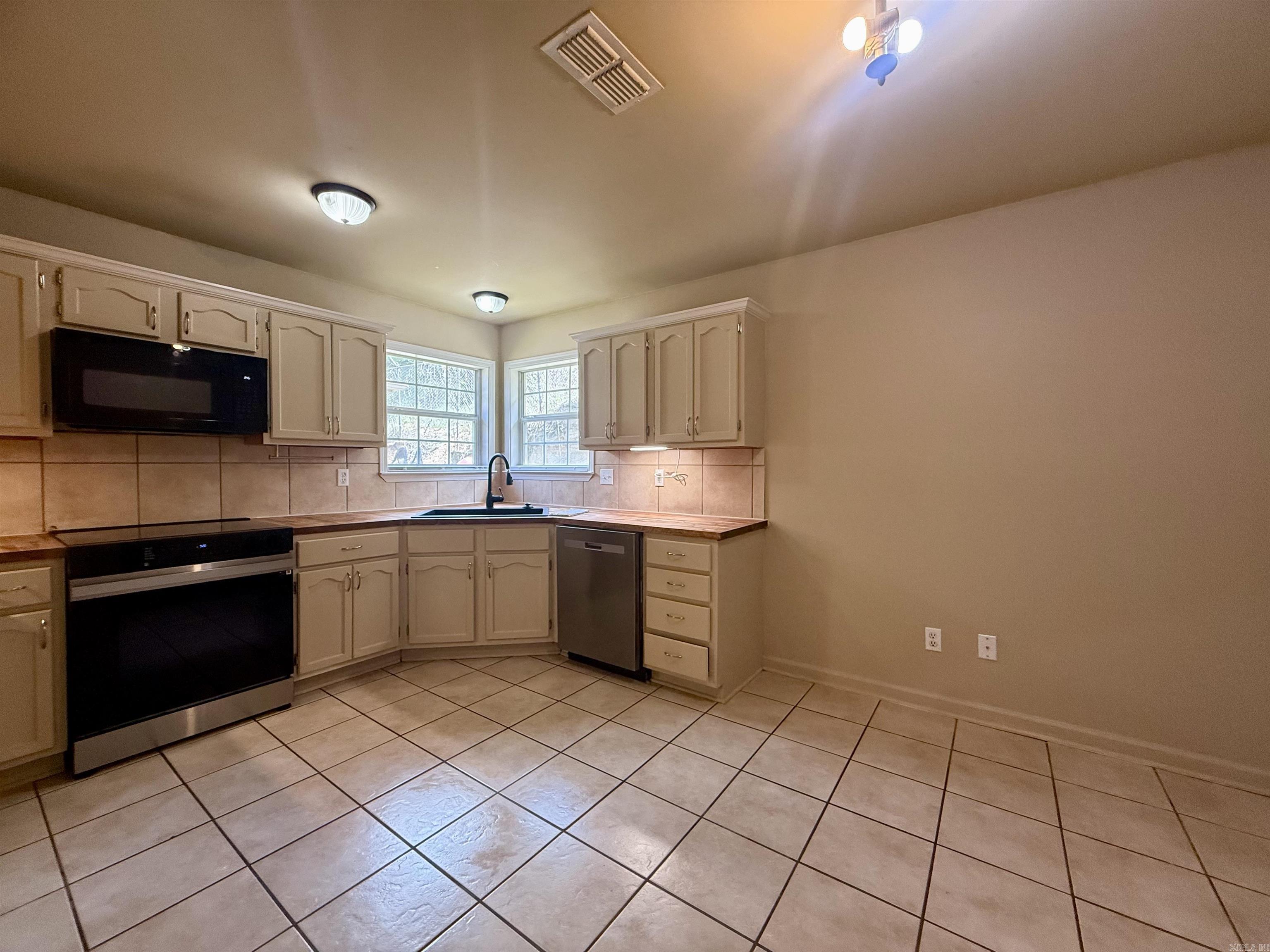 WISTERIA VINEYARD - Residential