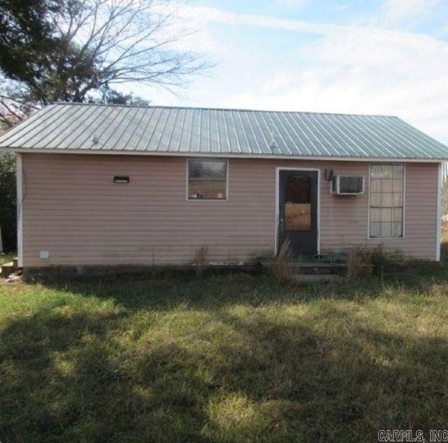 HOUSE SOLD AS IS THIS HOUSE SIT ON 5 AC, GREAT LOCATION FOR COW, HORSES, LIVE STOCK, THIS HOUSE WOULD MAKE A GREAT LOCATION TO BUILD YOUR DREAM HOME.  12 days before we can entertain any offers. SEE AGENT REMARKS.