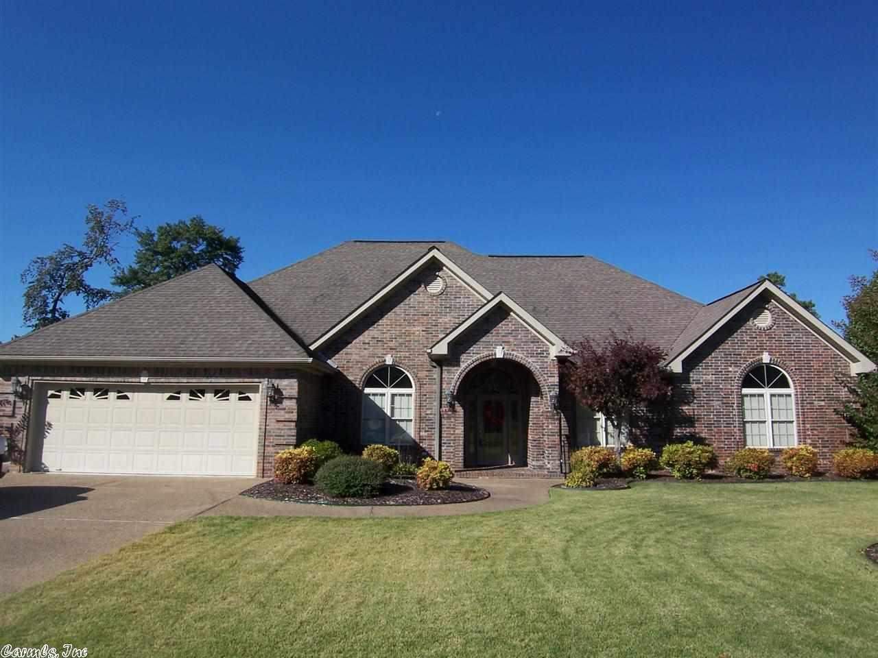 PRISTINE AND IMMACULATE!!! LOTS OF NATURAL LIGHT MAKES THIS HOUSE INTO A HOME. THIS HOME INCLUDES FEATURES SUCH A SEPARATE DINING ROOM, EAT IN KITCHEN WITH CORIAN COUNTER TOPS AND A DOUBLE OVEN. SPLIT BEDROOM PLAN WITH OVER SIZED BEDROOMS. MASTER BATH INCLUDES SEPARATE LARGE 6 FT. JACUZZI TUB AND SHOWER. GREAT ROOM HAS A GAS LOG FIREPLACE WALL OF WINDOWS AND TRANSOM DOORS LEADING TO OTHER AREAS OF THE HOME. MATURE LANDSCAPING -12X12 BRICK SHOP, SPRINKLER SYSTEM AND ZOYSIA. NEW HEAT/AIR 2013!!
