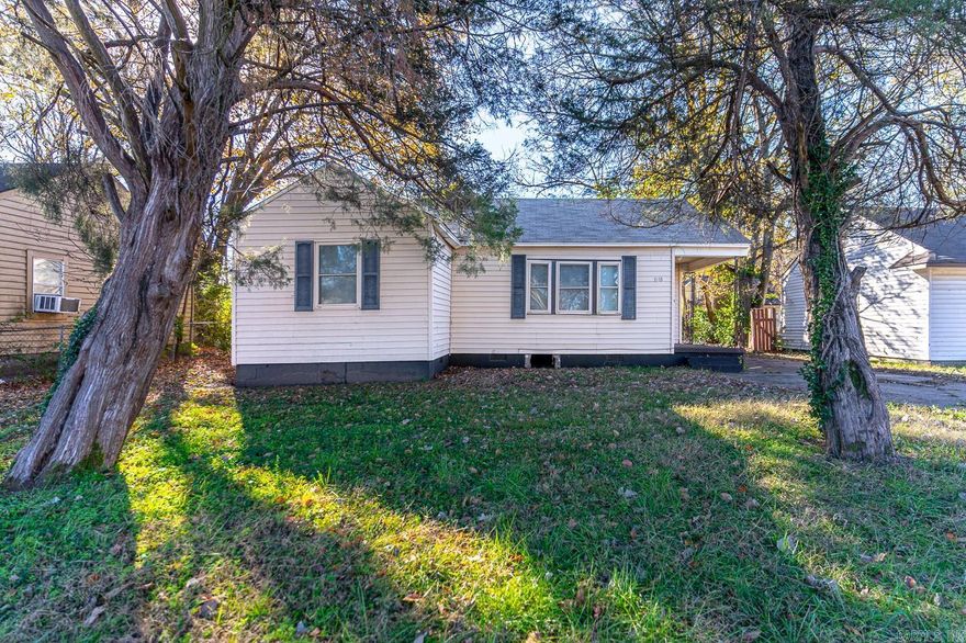 Welcome to market this charming home located in the Memphis View Subdivision  Great investment opportunity cash flowing for $895 monthly. Home has 3 spacious bedrooms, 1 bathroom, and a large backyard. Home features a combination of hard wood and laminate flooring, spacious living room/dining room combo, separate laundry room, large den with a fireplace that can be easily used as an additional bedroom w/ a fire place and ceiling fans. Professionally managed by Crest Core. Please do not disturb tenants. DO NOT DISTURB TENANTS