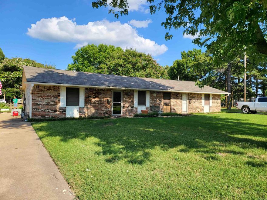 Looking to invest? Check out this fabulous duplex! This property would be perfect for a home owner to live in one side of the duplex and keep the other side occupied for cash flow.