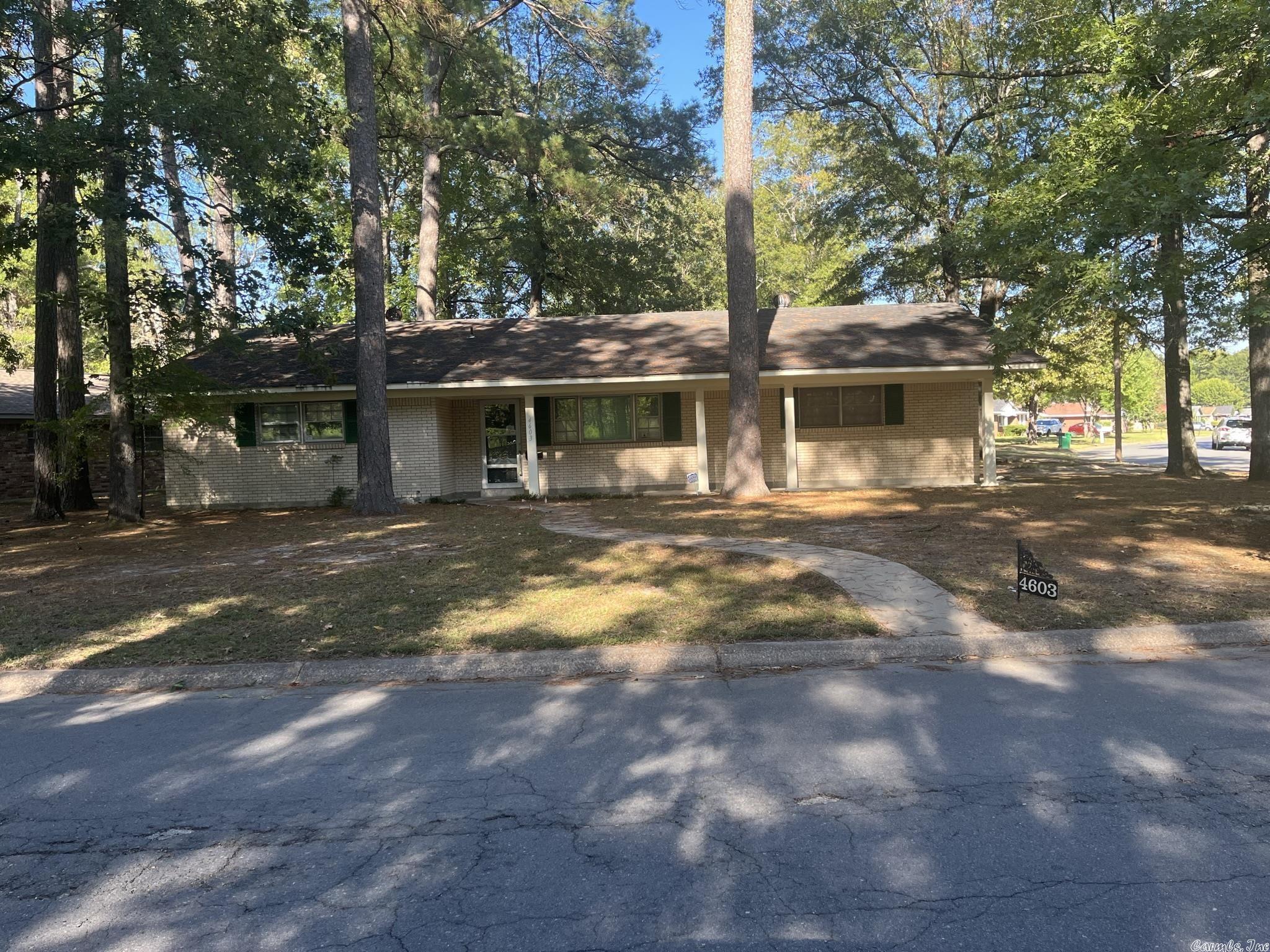 Great house priced to move. This home has a whole house Generac Generator installed. " Sheraton Park Add. does require flood insurance." Washer & Dryer & Refrigerator included with house.