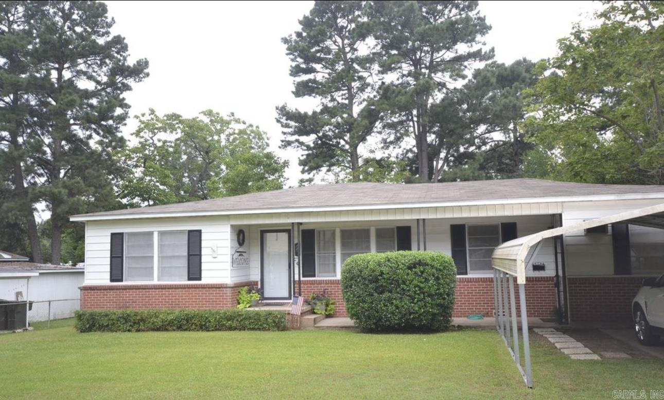 Beautiful home in a nice quiet neighborhood near Magnolia High School