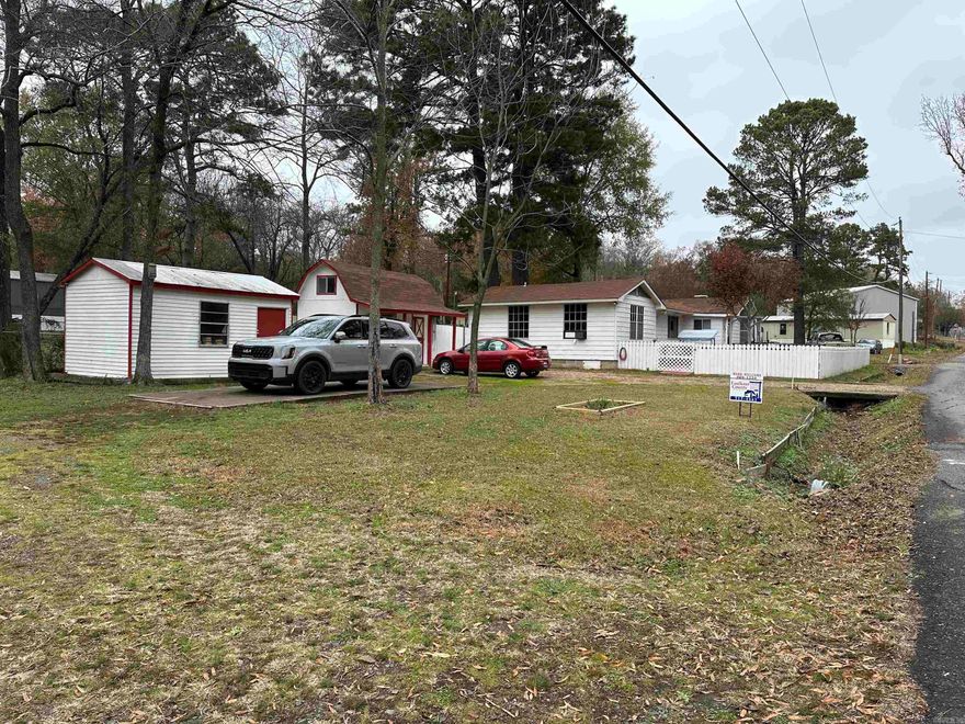 OLDER HOME ON 3 LOTS, 2 STORAGE BUILDINGS,LARGE LIVING AREA,OPEN KITCHEN AND DINING. CLOSE TO LAKE CONWAY. HOUSE HAS SOME UPDATES, NEW ROOF, STOVE AND FLOORING. AGENTS SEE REMARKS