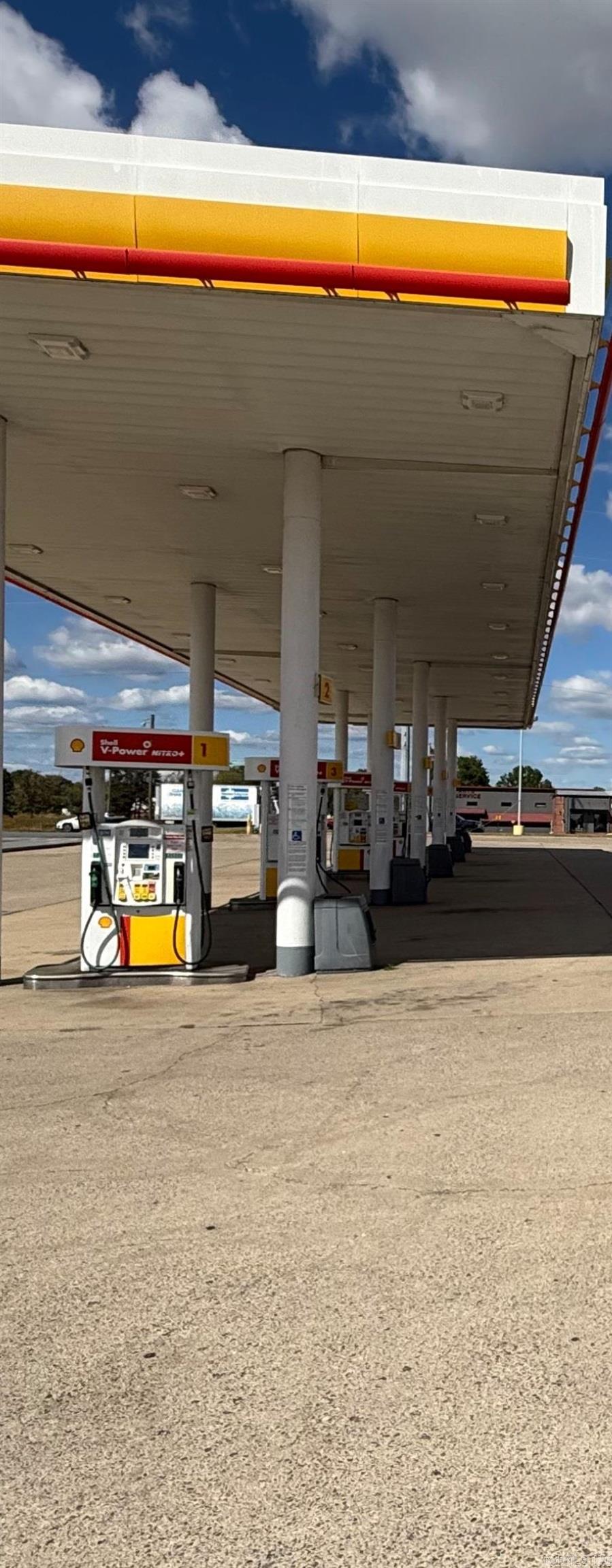 CENTRALLY LOCATED CONVENIENT STORE AND GAS STATION IN A BUSY CENTER .BUSINESS ONLY RENT IS ONLY$6,000.00 AMONTH.TRIPLE NET.WELL ESTABLISHED AND PROFITABLE PERFECT LOCATION FOR BUSY TRAFFIC FLOW.