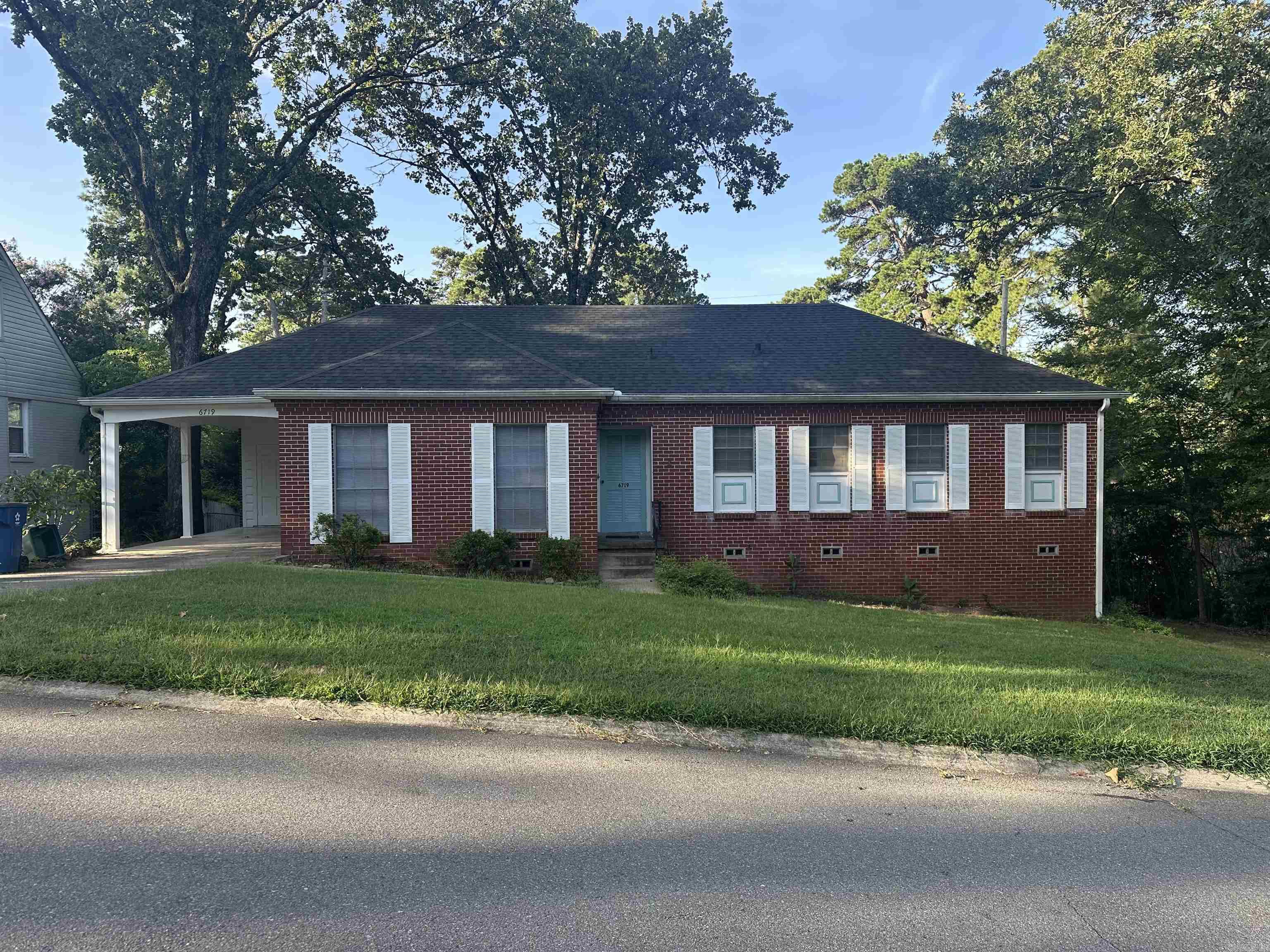 All brick 1- Level in Cammack on a large corner lot! It features L.R., Den, Kit., 3 Brms, 2 Baths. New Luxury Vinyl flooring in the kit. & den, Hardwoods through the rest of the house! Nice work/storage area under the house. Jefferson School District!!