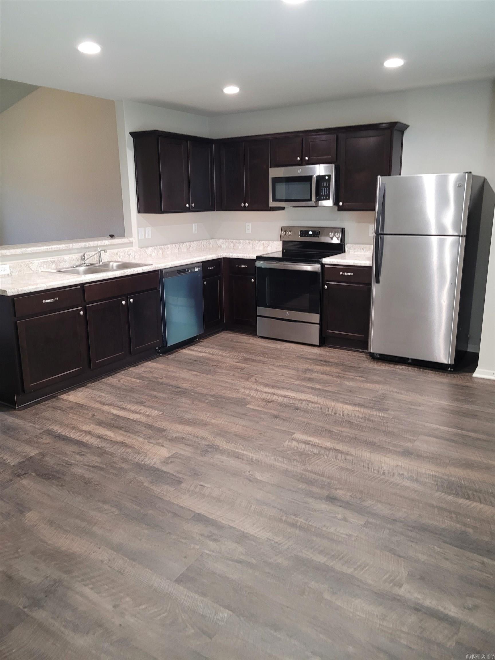 OAKLAND GROVE ESTATES - Residential Lease