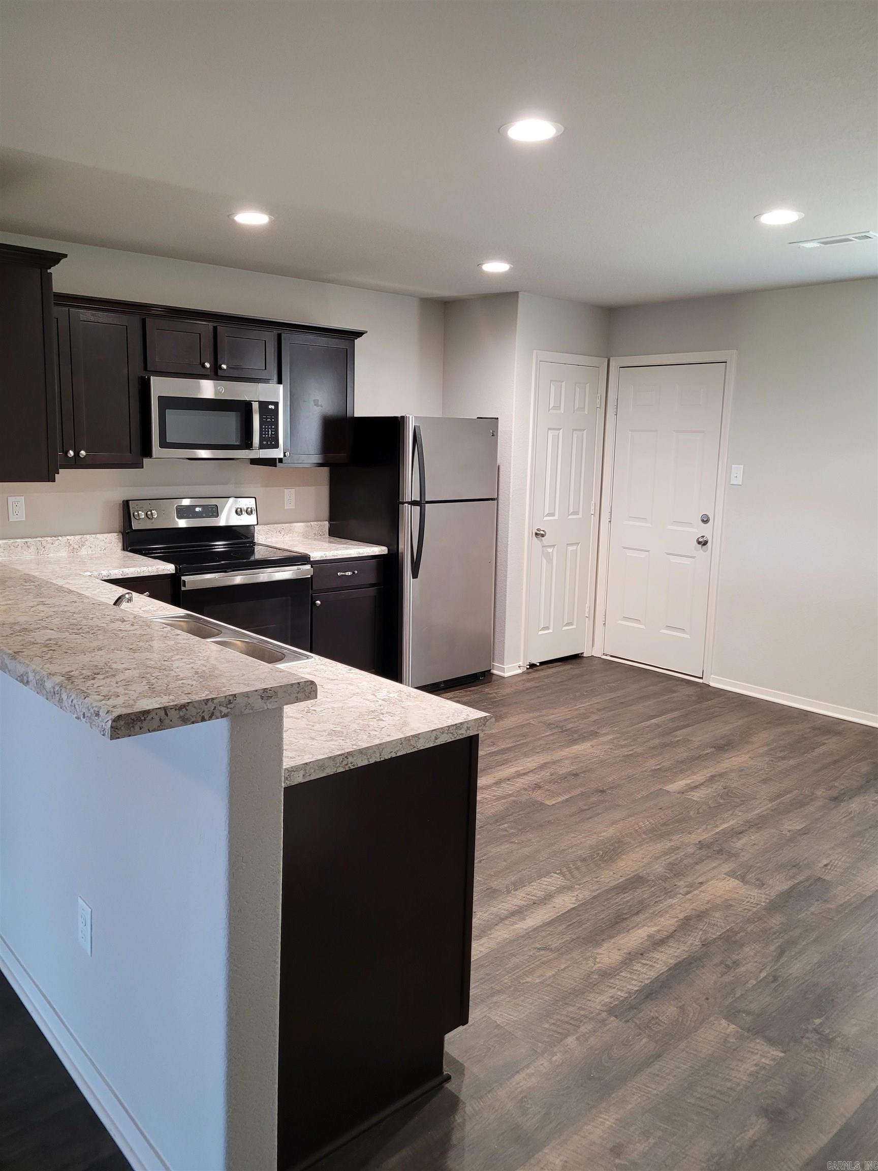 OAKLAND GROVE ESTATES - Residential Lease