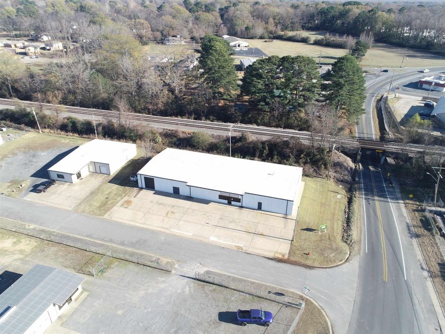 Highly Versatile 8400 sf Flex building!  Featuring metal structure with 40’ free span, 14’ SW, & 20’CH. Electrical includes both Single & 3 phase. Building includes 3 Suites. SUITE 1: 3600 sf of open warehouse space, restroom, storage, & 10' x 12' roll up door. SUITE 2: 2600 sf w/office, restroom & mechanical room. Fully heated & cooled w/10’ lay-in ceiling. SUITE 3: 2200 sf of open warehouse space w/ 3 phase electrical, fully heated & cooled. Location provides excellent visibility & is conveniently located.  High traffic counts of 11,000 VPD & over 8,000 population within 1 mile radius. Zoned C-4 w/city utilities available. Call today!