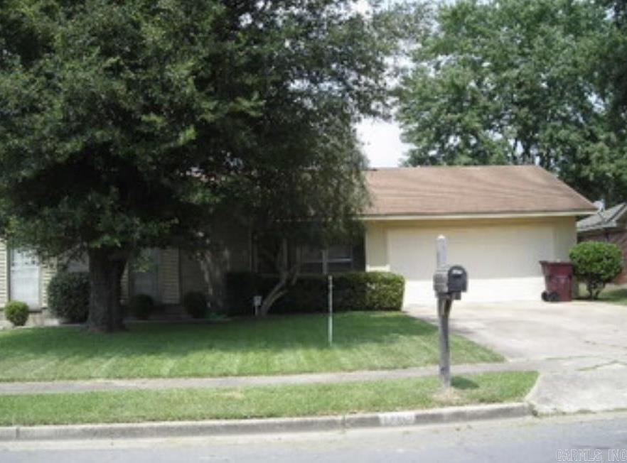 Wow, check out this move-in ready family home in an established neighborhood. Features include a two-car garage, ceramic tile flooring, etc. Don't check it out, now!!