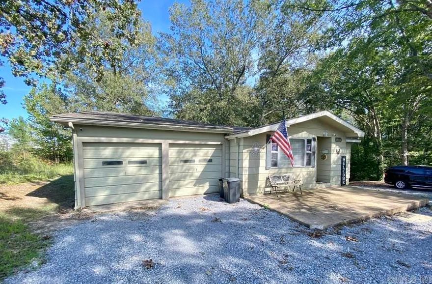 Great starter home or investment! 2 bedroom/1 bath with open kitchen/living room. Only a few miles from downtown Mtn View as well as the White River. Large attached garage with a porch and small deck off the kitchen