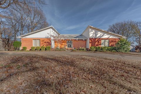 Photo of 2806 Harrisburg Rd Rd, Jonesboro, AR 72401 (MLS # 25049579)