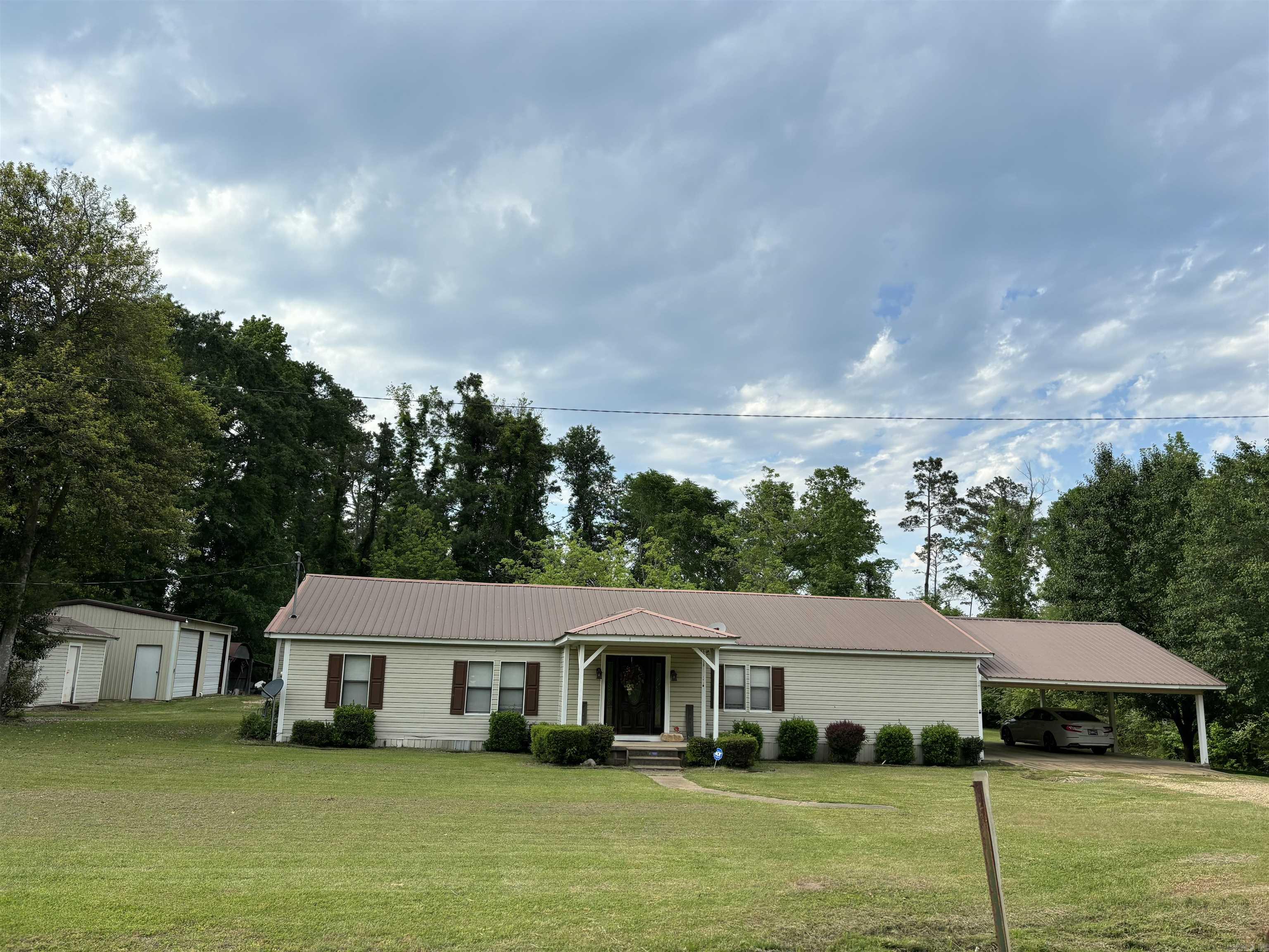 Nice and peaceful home with shop in the country.