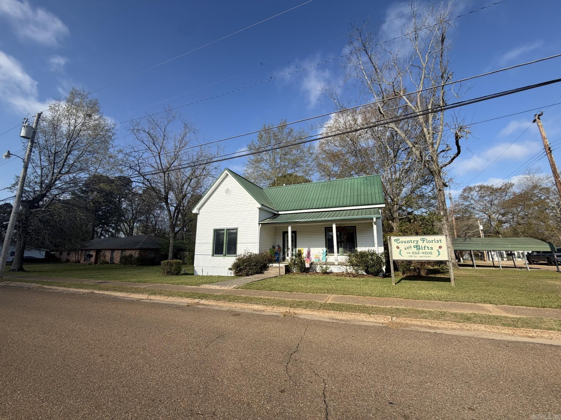 Main image without alt text